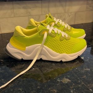 WOMEN'S KINETIC™ RNEGD LACE SNEAKER